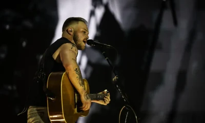 Zach Bryan veste camisa "Free Palestine" em show no estádio de Robert Kraft, dono do New England Patriots