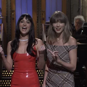 Taylor Swift Surge em 'Saturday Night Live' Como 'Terapeuta' de Dakota Johnson Para Parodiar Seus Famosos Términos