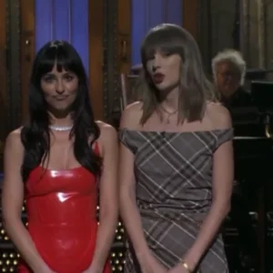 Taylor Swift Surpreende no Palco do SNL com Dakota Johnson e Revela Detalhes Inusitados de Amizade e Lançamento Musical