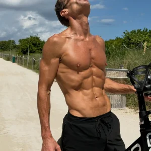 Ryan Seacrest, 51, impressiona com abdômen definido em foto sem camisa e fãs reagem: "Salva um pouco pra gente!"