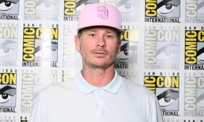 Tom DeLonge, do Blink-182, se emociona com multidão cantando hit em jogo do Padres; veja o momento