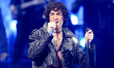Sombr Surpreende Fãs ao Convidar Lenda do Fleetwood Mac, Lindsey Buckingham, para Cantar "Go Your Own Way" em L.A.