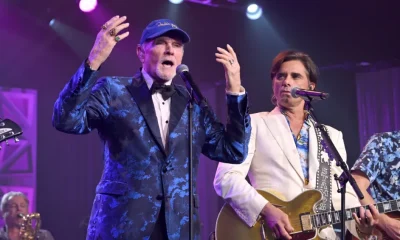 Mike Love, ícone dos Beach Boys, enfrenta "desafios sérios de saúde", revela John Stamos em emocionante alerta aos fãs