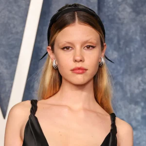 Mia Goth critica Instagram por foto falsa com IA após divórcio de Shia LaBeouf