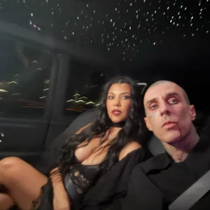 Kourtney Kardashian se transforma em vampira sexy para celebrar os 23 anos do enteado Landon Barker com festa temática