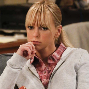 Anna Faris se emociona com declarações de Chuck Lorre e desabafa sobre sobriedade