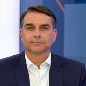 Globo recebe Flávio Bolsonaro para almoço antes de sabatina; campanha de Lula reage