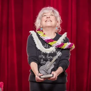 Bette Midler: Ícone da Música Recebe Prêmio Woody Guthrie e Canta Hino de Protesto com Nova Mensagem