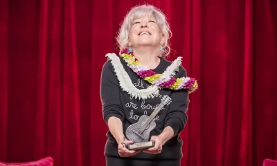 Bette Midler: Ícone da Música Recebe Prêmio Woody Guthrie e Canta Hino de Protesto com Nova Mensagem