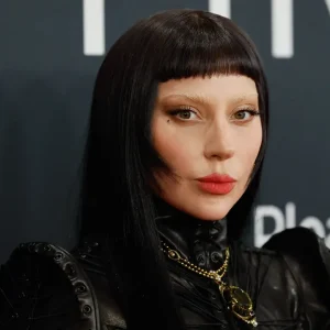 Lady Gaga tranquiliza fãs sobre novos álbuns após maternidade: "Não se preocupem"
