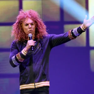 Carrot Top Retorna ao Palco em Las Vegas Após Crise de Saúde e É Recebido com Aplausos Calorosos da Audiência