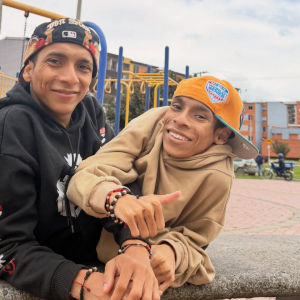 Gêmeos siameses que viralizaram nas redes sociais morrem aos 27 anos com poucas horas de diferença