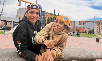 Gêmeos siameses que viralizaram nas redes sociais morrem aos 27 anos com poucas horas de diferença