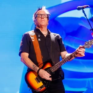 Noodles, guitarrista do The Offspring, se afasta dos palcos por "problema de saúde sério" e fãs enviam mensagens de apoio
