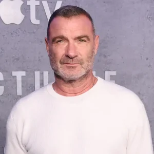 Liev Schreiber repreende repórter em tapete vermelho; vídeo viraliza