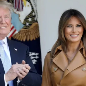 Melania Trump evita beijo de Donald Trump em evento na Casa Branca e momento viraliza