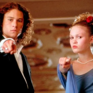 Julia Stiles emociona ao homenagear Heath Ledger em competição de dança com elenco de "10 Coisas que Eu Odeio em Você"