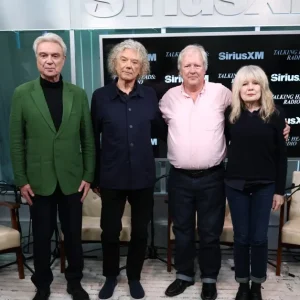 Talking Heads: O Livro Definitivo 'New Feeling' Revela Segredos da Banda em Celebração Histórica de 50 Anos