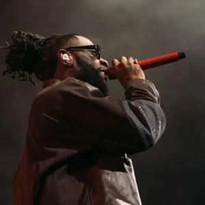 Burna Boy no NFL Paris Game 2026: Onde assistir ao show gratuito do astro em alta voltagem ao vivo online