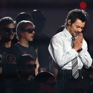 Harry Styles surpreende fãs com anúncio de novo clipe de "Coming Up Roses" durante show histórico em Nova York
