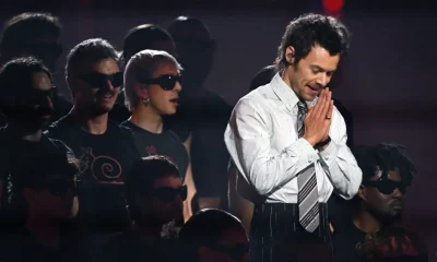 Harry Styles surpreende fãs com anúncio de novo clipe de "Coming Up Roses" durante show histórico em Nova York