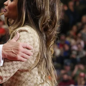 Trump elogia "bela traseira" de Nicki Minaj em comício e a convida ao palco: "Difícil de ignorar!"