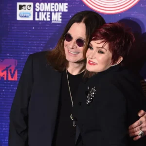 Sharon Osbourne visita túmulo de Ozzy Osbourne todos os dias: 'Nunca se supera a perda do amor da sua vida'