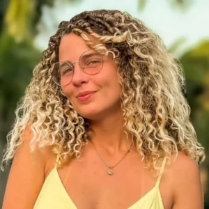 Debby Lagranha passa por cirurgia após picada de aranha causar necrose