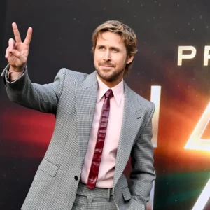 Ryan Gosling e Dead Man's Bones chocam fãs com clipe romântico "Lost in the Night" após 17 anos; Noah Jupe estrela