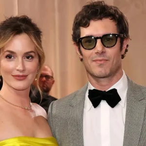 Adam Brody lamenta pedido de casamento a Leighton Meester: 'Não foi tão romântico'