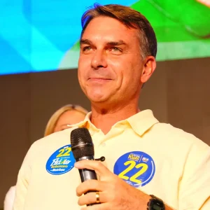 Flávio Bolsonaro: PF aciona Argentina para verificar saída do país; aliados divergem
