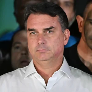 Flávio Bolsonaro deixa o Brasil rumo aos EUA após ordem de Moraes