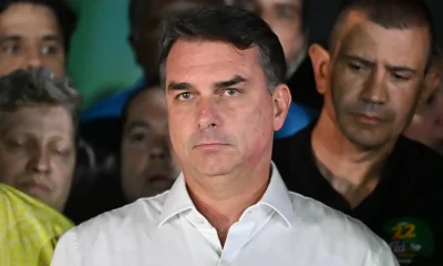 Flávio Bolsonaro deixa o Brasil rumo aos EUA após ordem de Moraes