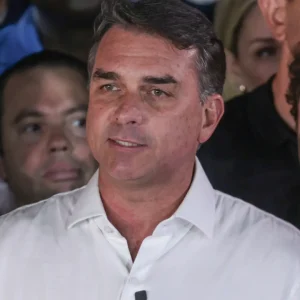 Flávio Bolsonaro: TV argentina relata entrada a pé no país após ordem de entrega de passaportes