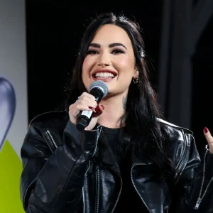 Demi Lovato é hospitalizada após possível reação alérgica e tranquiliza fãs
