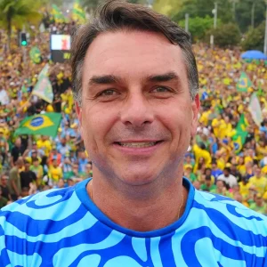 Flávio Bolsonaro: Fuga para os EUA era planejada há semanas, diz jornalista