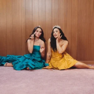 Selena Gomez e Demi Lovato Recriam Magia Nostálgica em Campanha de Beleza "Still Making Each Other Blush"