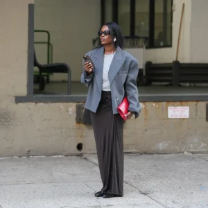 Ponte Skirts: A Peça 'Rica' Que Está Dominando o Guarda-Roupa de Trabalho e Deixando Calças Para Trás