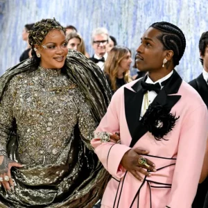 Rihanna Revela o Produto da Fenty Beauty que A$AP Rocky Rouba Constantemente: 'Aquela Garrafa Está Vazia Agora'