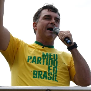 Flávio Bolsonaro divulga nova carta com teor golpista após brasão com 'Brazil' gerar polêmica