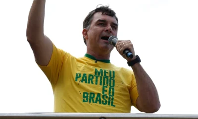 Flávio Bolsonaro divulga nova carta com teor golpista após brasão com 'Brazil' gerar polêmica