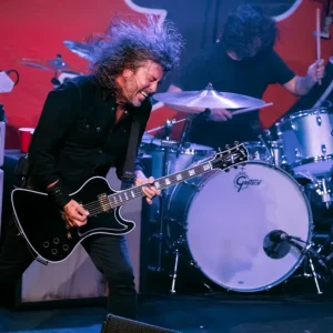 Foo Fighters Incendeia Palco do Jimmy Kimmel com "Your Favorite Toy" e Clássicos Marcantes
