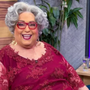 Mamma Bruschetta passa mal após engasgo nos bastidores da RedeTV! e se recupera rapidamente