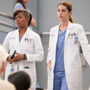 Simone de Grey's Anatomy em Procedimento de Emergência Após Descobrir Falsa Gravidez