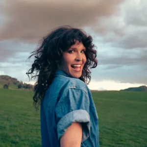 Fanny Lumsden Lança "Traditions": A Jornada da Artista Country que Tocou o Coração de Dolly Parton e Celebra suas Raízes