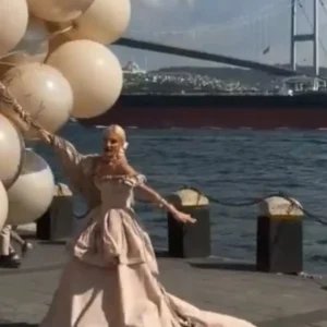 Noiva é arrastada por balões em ensaio fotográfico na Turquia; veja vídeo