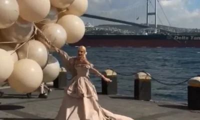 Noiva é arrastada por balões em ensaio fotográfico na Turquia; veja vídeo