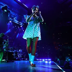 Harry Styles recria look icônico de audição do X Factor em show especial de Harryween em Nova York