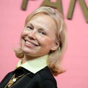 Pamela Anderson lança tendência de outono: o sapato híbrido que une mocassim e sapatilha por R$ 100