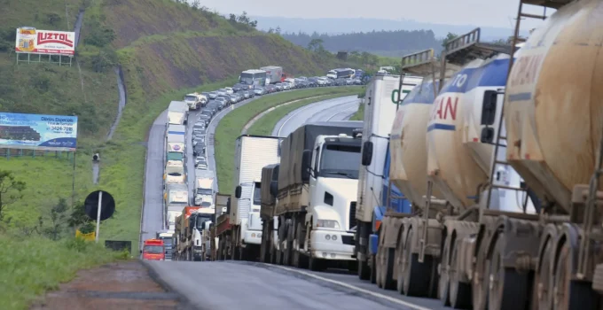 Caminhoneiros em Alerta: Greve Nacional Pode Começar Nesta Quinta (19) Após Reunião Sem Consenso; Governo Tenta Evitar Caos